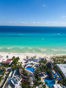 een luchtzicht op het strand van een resort bij The Reef Playacar Beach Resort & Spa-Optional All Inclusive in Playa del Carmen