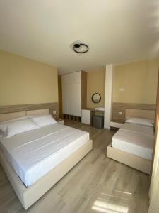 Postel nebo postele na pokoji v ubytování Helena Hotel