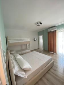 Postel nebo postele na pokoji v ubytování Helena Hotel