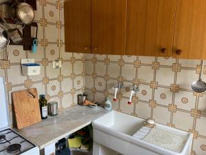 una cucina con lavandino e piano di lavoro di Casa Adele a Sciacca