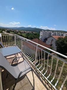 einen Balkon mit einem Stuhl und Stadtblick in der Unterkunft Angel sky in Drniš