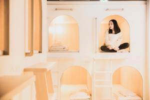 札幌市にあるシティキャビンすすきのの部屋中人形館に腰掛けている女性