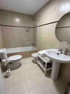 阿爾貝爾達德里瓜的住宿－Piso Comediantes，浴室配有盥洗盆、卫生间和浴缸。