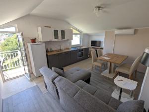ein Wohnzimmer und eine Küche mit einem Sofa und einem Tisch in der Unterkunft Angel sky in Drniš
