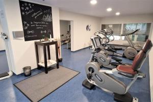 Fitness centrum a/nebo fitness zařízení v ubytování 2-Zimmer Wohnung, Pools, Sauna und Balkon