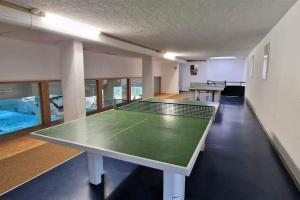 Stolní tenis v ubytování 2-Zimmer Wohnung, Pools, Sauna und Balkon nebo okolí