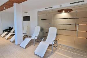 TV a/nebo společenská místnost v ubytování 2-Zimmer Wohnung, Pools, Sauna und Balkon