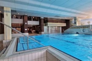 Bazén v ubytování 2-Zimmer Wohnung, Pools, Sauna und Balkon nebo v jeho okolí