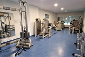 Fitness centrum a/nebo fitness zařízení v ubytování 2-Zimmer Wohnung, Pools, Sauna und Balkon