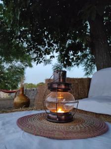 een kaars in een glazen pot op een tafel bij Masseria Helianthus in Ceglie Messapica +22 foto's