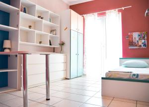 1 dormitorio con 1 cama y 1 mesa en una habitación en Spacious & Bright flat with balcony en Lávrion