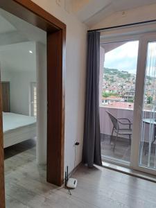 Pokój z drzwiami wychodzącymi na balkon w obiekcie Papi Apartments w mieście Kruszewo