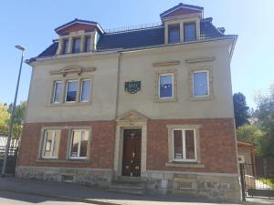 um velho edifício de tijolos com um cartaz em Zimmervermietung Abir em Dresden