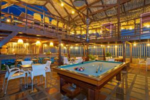 a pool table in a room with tables and chairs at GIO Hotel Tama Santa Marta in Santa Marta