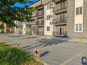 an empty parking lot in front of a building at Apartman Holiday 1 - Srebrno jezero in Veliko Gradište
