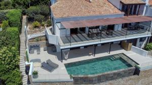 Bazén v ubytování VILLA L'OISEAU BLEU 220m2 VUE MER 180, GIENS & Porquerolles - Studio nebo v jeho okolí + 11 fotografií