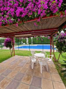 a patio with a table and chairs and flowers at Casa Bonita in San Pedro del Pinatar