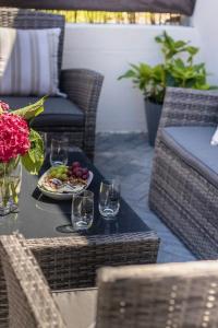 een tafel met een bord eten en wijnglazen bij Casa Entrehorreos in Carnota