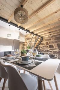uma sala de jantar com mesa e cadeiras em Casa Entrehorreos em Carnota