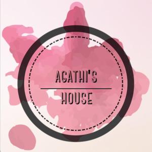 uma lupa com actividades de texto da casa em Agathi's House em Preveza