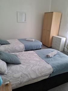 ein Schlafzimmer mit 2 Betten und einer Kommode darin in der Unterkunft Sheffield City Suites in Manor
