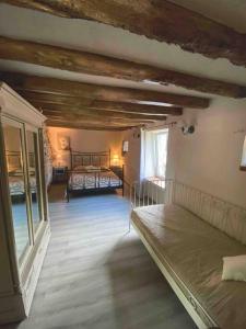 een slaapkamer met twee bedden in een kamer bij La Frapperie in La Pommeraie-sur-Sèvre