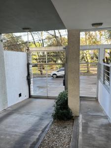 une porte ouverte sur un parking avec une voiture dans l'établissement Depto Al A - Depto Zona Playa Grande para 4 PAX Con Cochera - Hola Sur, à Mar del Plata