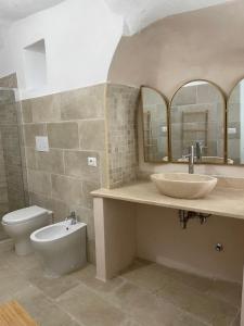 uma casa de banho com um lavatório e um WC em Gargá em Peschici