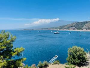 um grande corpo de água com barcos dentro em Casa Serena em Giardini Naxos