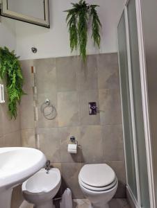 uma casa de banho com um WC, um lavatório e um chuveiro em Il Cortile Siciliano Apartments em Trapani