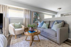 Una sala de estar con un sofá, una silla y una mesa. en Westlake Apartment, en Westlake