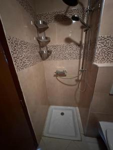 een badkamer met een douche, wastafel en toilet bij Bayti Appart in Agadir