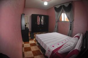 a bedroom with a bed and a window at Jbel Moussa Lodge in Rcham