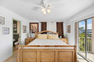 Schlafzimmer mit einem Bett und einem Deckenventilator in der Unterkunft JTs Key Largo Escape in Jewfish