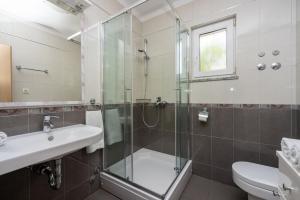 Koupelna v ubytování Apartments Vesna + 37 fotografií