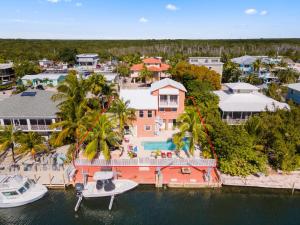 eine Luftansicht eines Hauses mit einem Boot im Wasser in der Unterkunft JTs Key Largo Escape in Jewfish