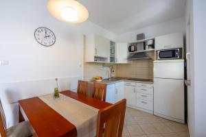 Kuchyň nebo kuchyňský kout v ubytování Apartments Vesna