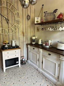 Η κουζίνα ή μικρή κουζίνα στο Maison périgourdine avec spa