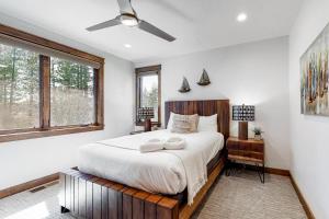 Un dormitorio con una cama grande y una ventana en Gondola Vista Luxury Villas by Ski Heavenly & Beaches en South Lake Tahoe