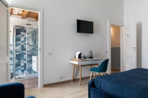 a room with a bed and a table and a desk at Sapore di Mare al Borgo in Gaeta