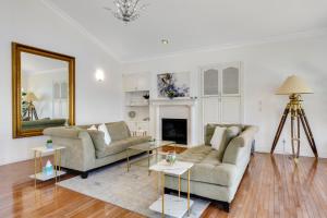 un soggiorno con due divani e uno specchio di Driftwood Retreat Upstairs a Blaine Altre 32 foto