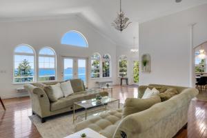 un soggiorno con due divani e un tavolo di Driftwood Retreat Upstairs a Blaine