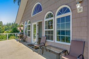 una casa con sedie e un tavolo su un patio di Driftwood Retreat Upstairs a Blaine