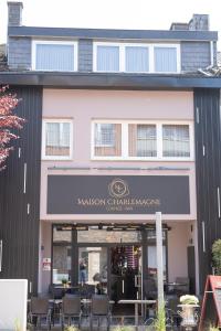 un edificio con un cartel que lee restaurante chino kishi en Maison Charlemagne Kelmis, en La Calamine