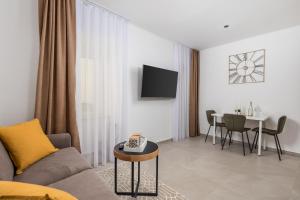 里耶卡的住宿－Apartment Salita Calvario，客厅配有沙发和桌子