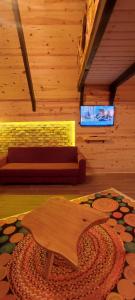 TV a/nebo společenská místnost v ubytování SERİNDERE BUNGALOW