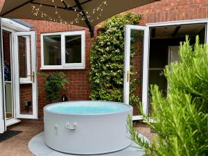 Mynd úr myndasafni af 4-bed Cotswold getaway with hot tub & gaming room í Churchdown