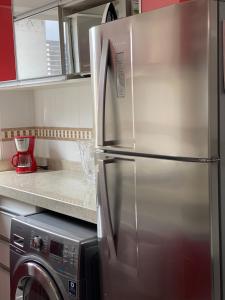 Kuchyň nebo kuchyňský kout v ubytování Apartamento próximo de dois shoppings, shopping Curitiba e shopping Estação!