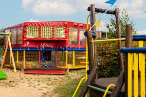 un parque infantil con una estructura de juego colorida en Domki Sarbinowo Elizjum, en Sarbinowo