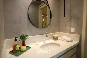 a bathroom with a sink and a mirror at Cobertura de Luxo em Resort Beira Mar - Qavi in Búzios +30 photos